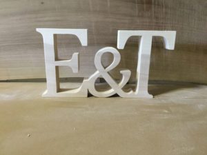 Drewniane dekoracje ślubne - wycinane litery