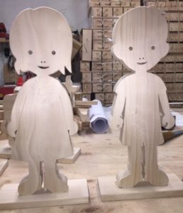 Drewniane figurki stojące