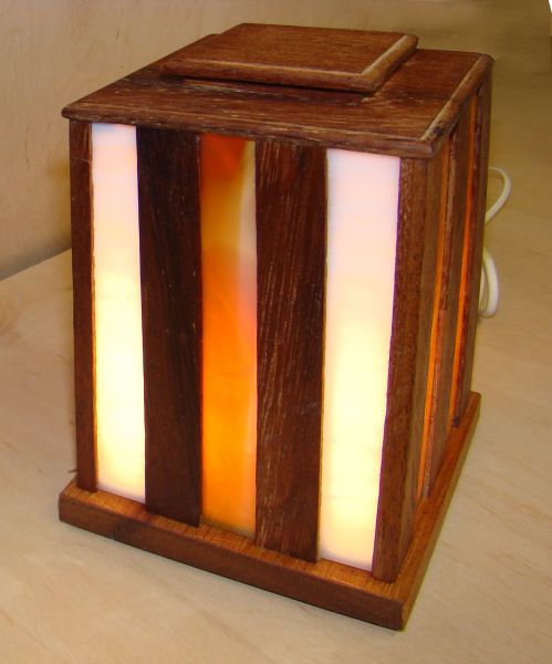 Drewniane lampy witrażowe