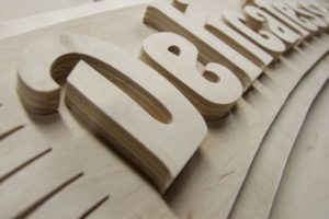 Drewniane litery i loga wycinane