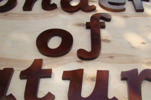 Drewniane litery i loga wycinane